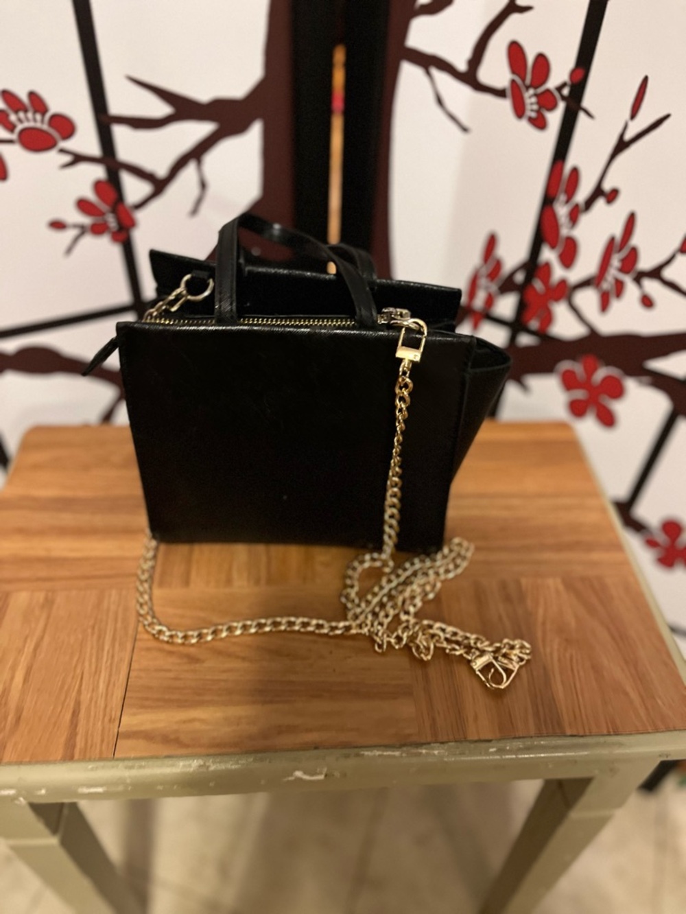 Black Louis Vuitton clutch comes with chain to wear his Crossbody